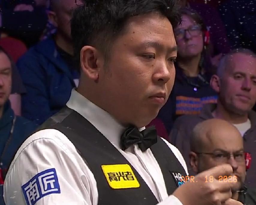 张安达与艾伦在另一张球台上较量，前2局双方各胜一局，比分1-1平。第3局，张安达