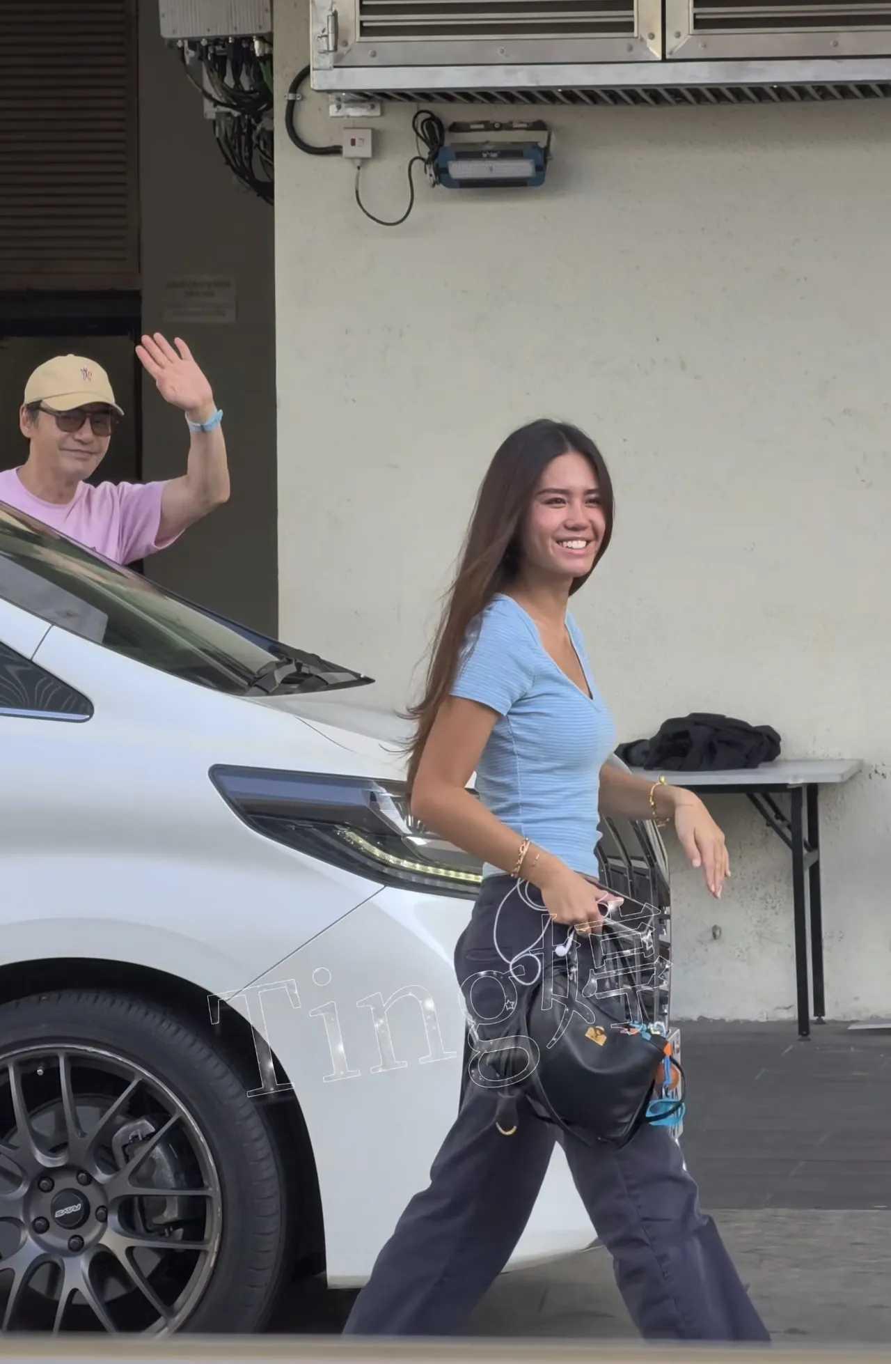 73岁钟镇涛携女儿看演唱会钟晓涛 ，同框看不出年龄差
钟镇涛带小女儿现身谭咏麟演
