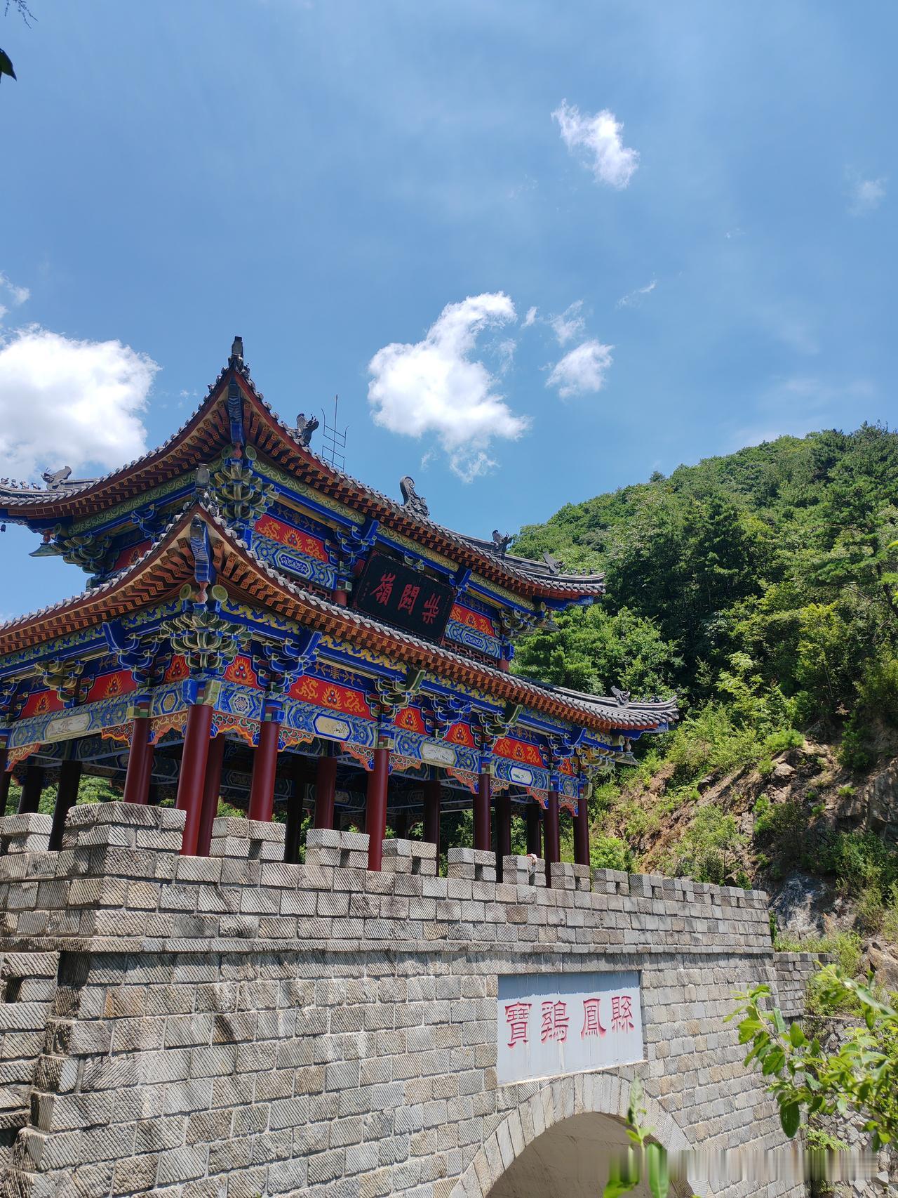 四川人和汉中人说话像吗？

特别是方言，早上，路边过去一对买菜的老年夫妇，他们说