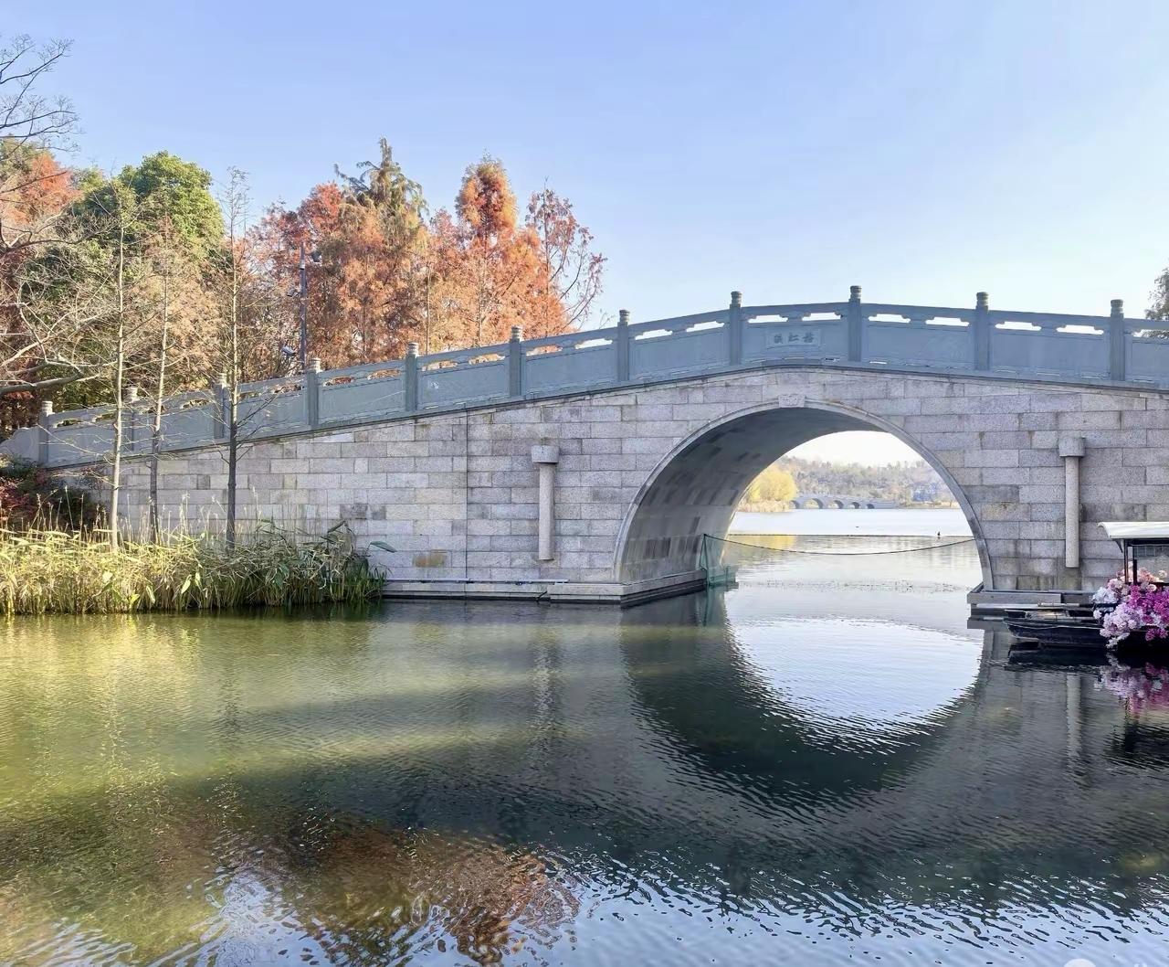 爱人的眼眸里，映着我们相伴的朝夕；日常的烟火气中，裹着最踏实的安心。