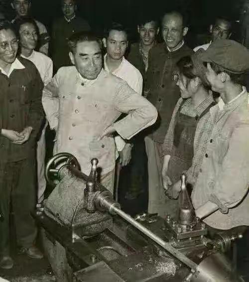 卢麒元这话真是说到点子上了。在全球化博弈聚焦规则制定权的当下，他提出立法者每次参