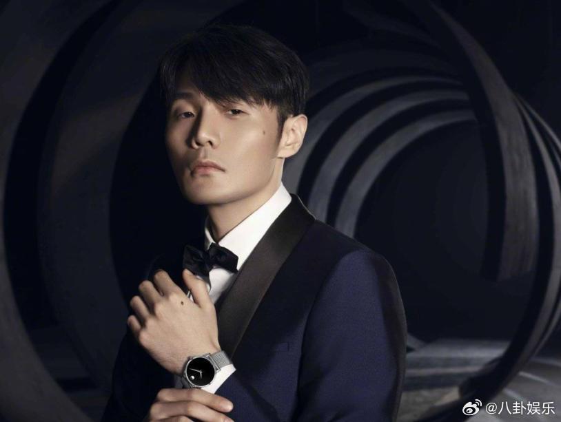 李荣浩 民选微博King全网票选李荣浩为民选微博King！日常怼物业、守版权、说