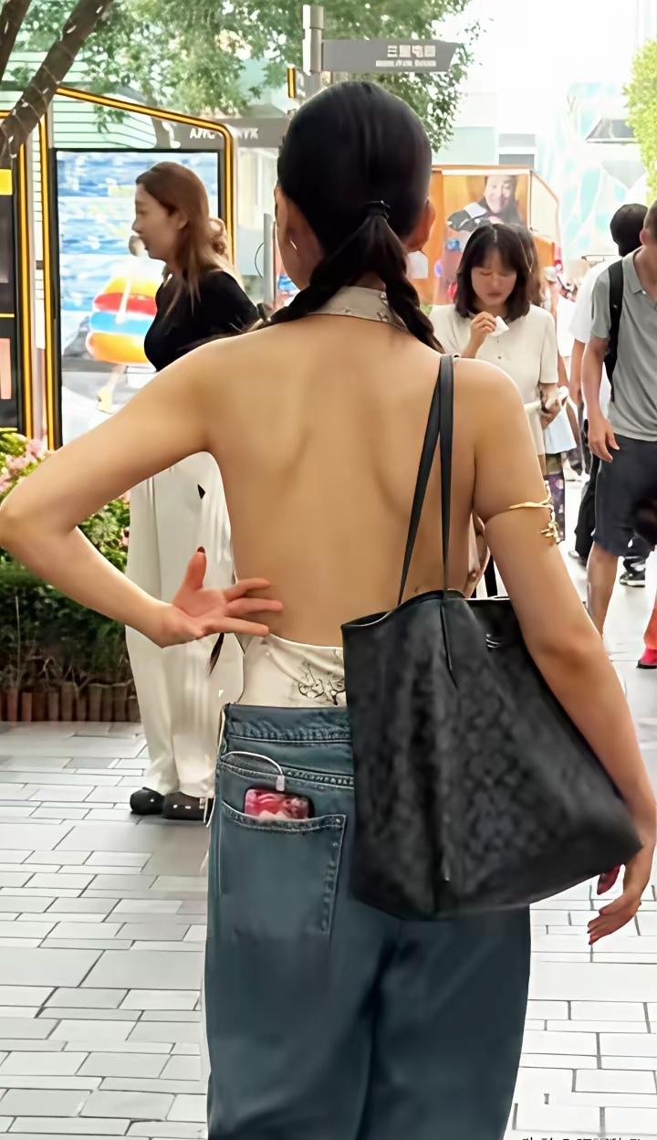 这后背也就70分，所以正面我就不打算走过去看了，至少给自己留了个悬念！[思考][