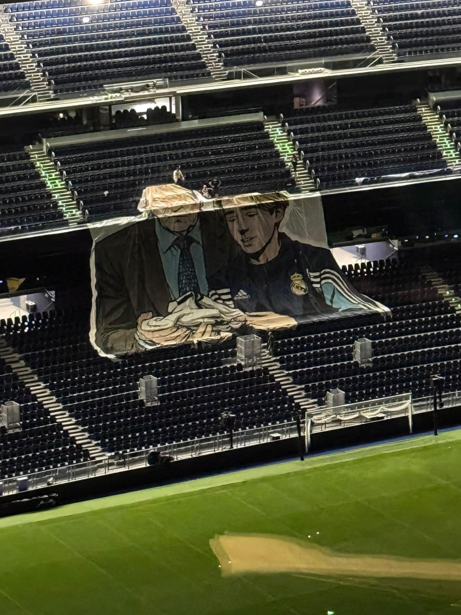 伯纳乌正在准备横幅，明天将向卡瓦哈尔告别。halamadrid