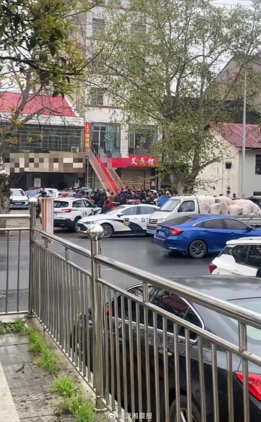 【益阳一#艾灸馆优惠老人店外排队晕倒去世#，#当地回应老人排队时晕倒去世#：家属