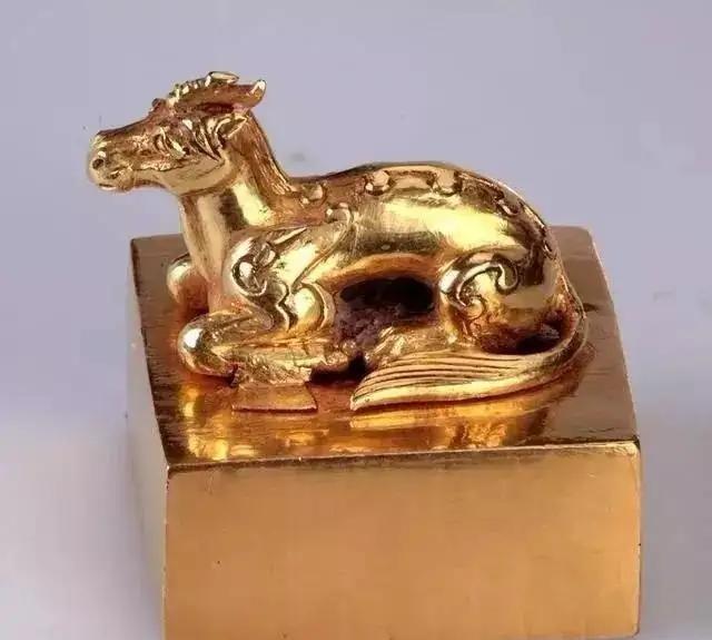 1993年，陕西咸阳陈马村，三个盗墓贼刚从一座大墓中爬了出来，突然，最后一个爬上