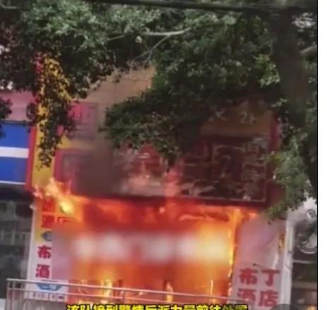这下完了，成都武侯区发生火灾了，发现火势很大，有20多人被烟气熏迷了已送进医院！