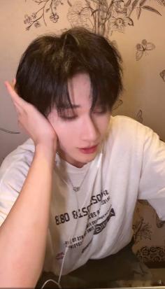 余宇涵突袭直播 内娱宠粉还得是余宇涵！突然开播陪粉丝闲聊，这种不期而遇的快乐真的