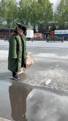 不懂就问，
这个大哥在干什么？