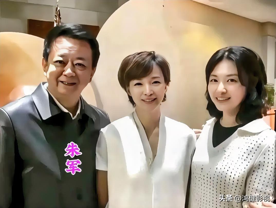 左边是气色盈和的朱军，中间的是明眸善睐，朱唇榴齿，温婉如莲的董卿，而右边这位美女