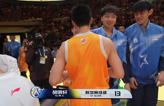 胡明轩拿到三分球大赛冠军，并且是在加时情况下和于米提竞争，30秒内投篮15次投中