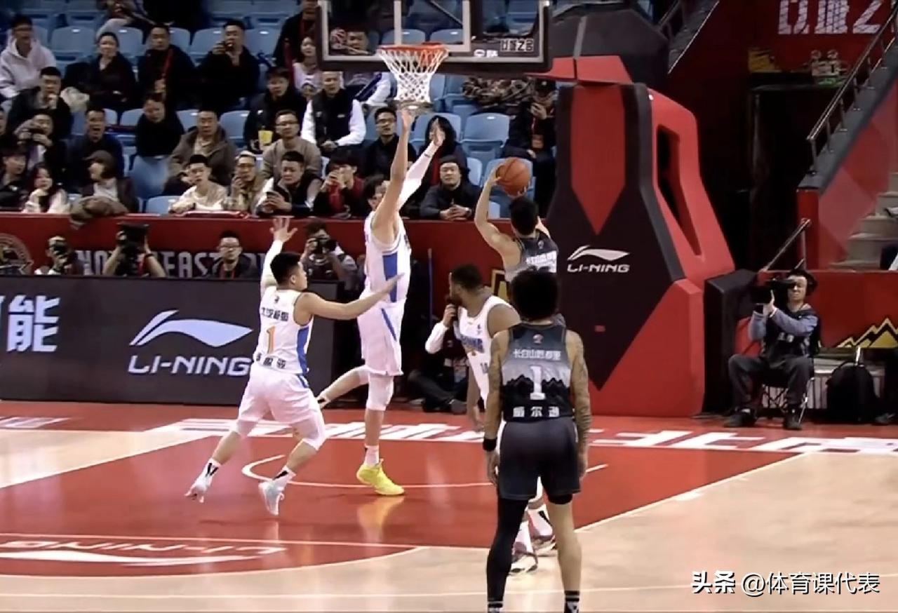 姜伟泽、刘雁宇各砍11分，吉林男篮半场领先北京1分！北京时间2026年3月23日