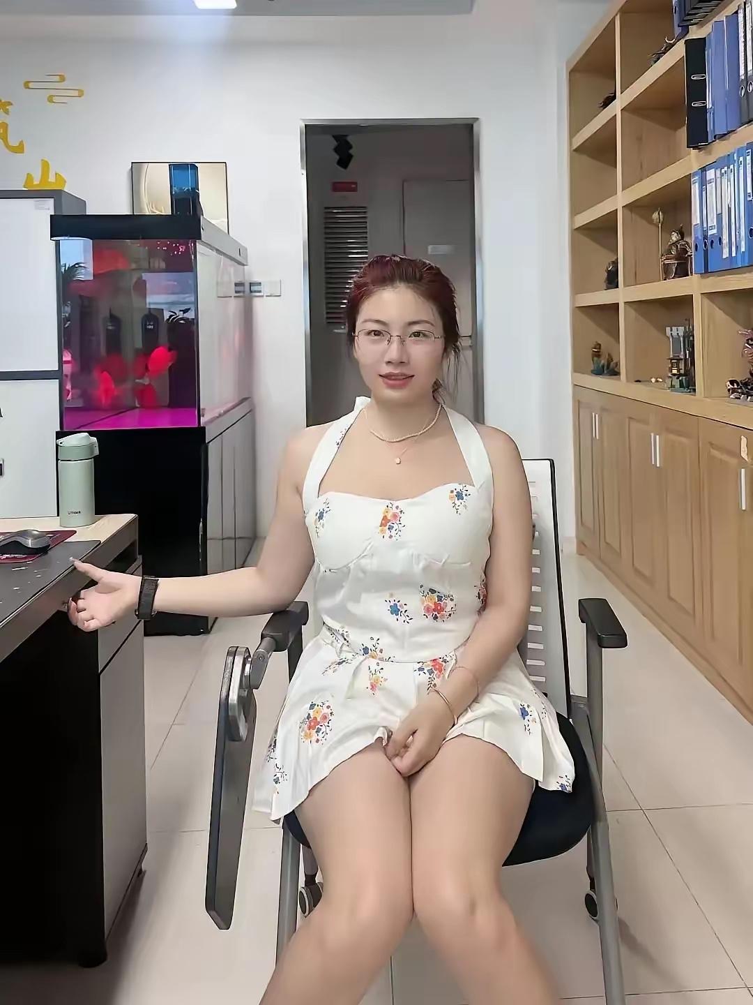 同事女儿
托应该们给她介绍对象
93年的，今年34岁了，还没有结婚
也不知道因为