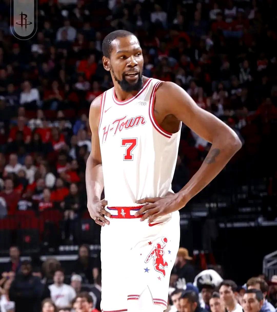 杜兰特这是打球还是训练？三节就下班了。

火箭打骑士这场，内线核心申京因为小腿拉