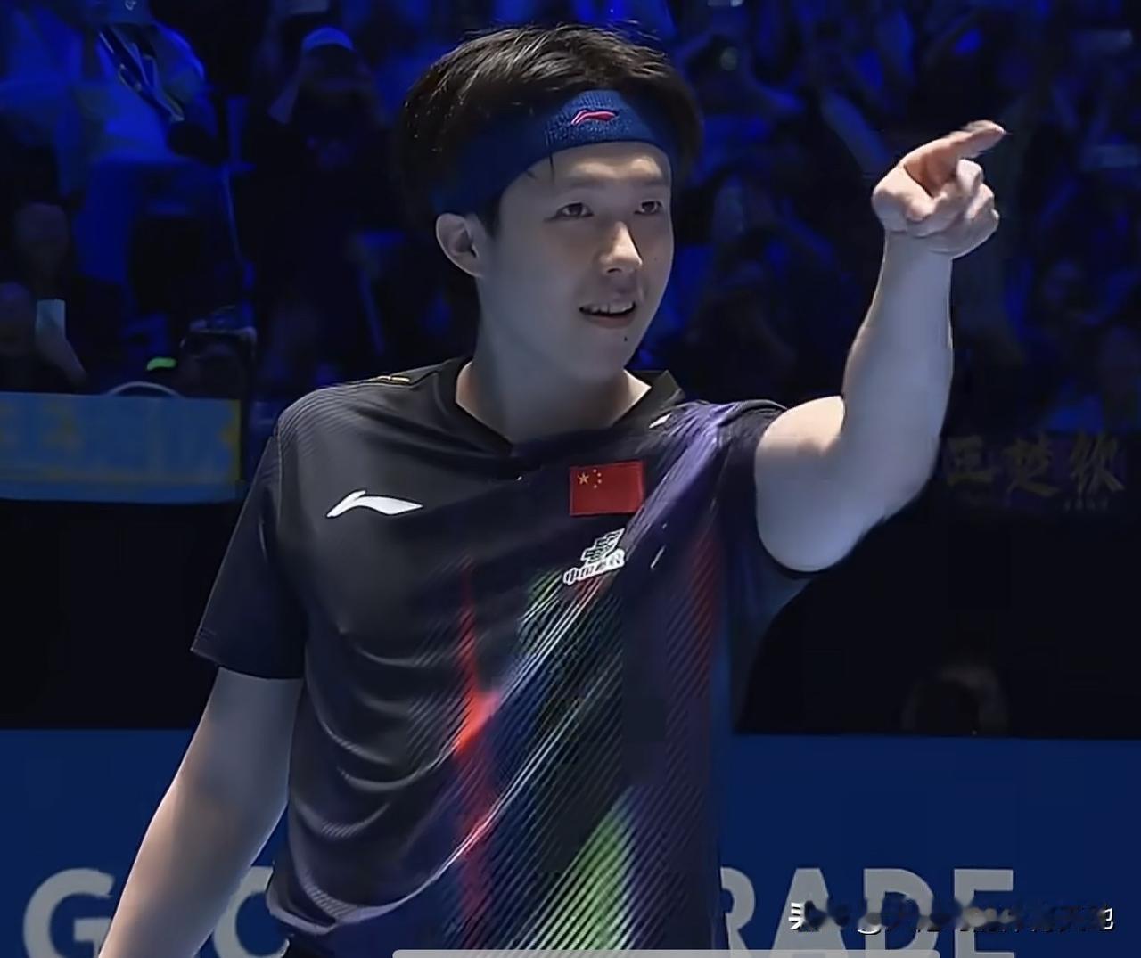 王楚钦夺冠后指向王皓恭喜王楚钦，拿下曾侥幸战胜自己的张本智和夺冠，最解气亦最有说