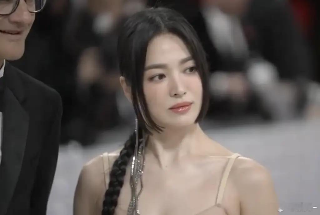 宋慧乔业务能力强导致颜值一直被低估，细看姐的脸部线条太流畅了，不挑发型 