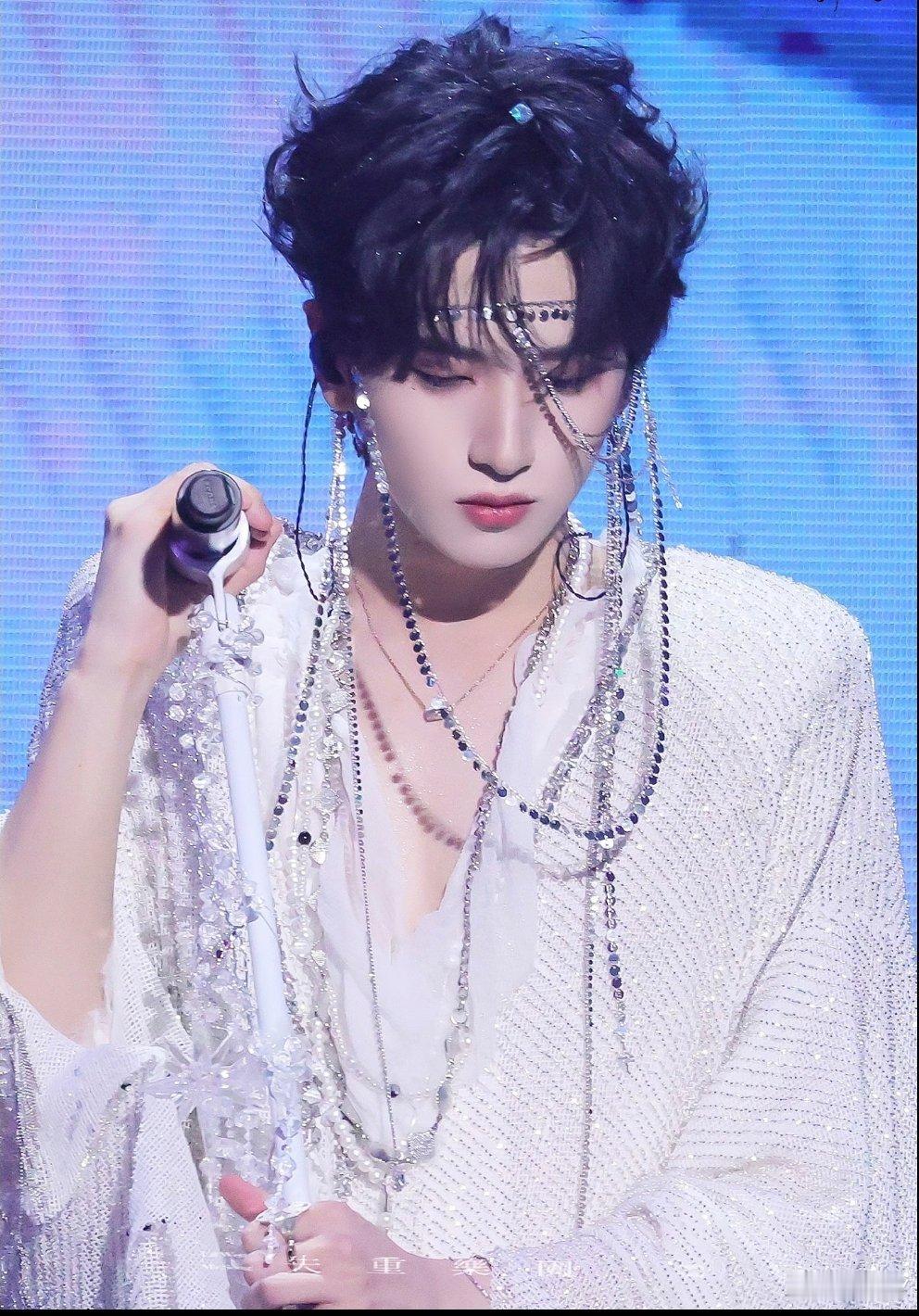 时代峰峻辟谣严浩翔谈恋爱 真的很不理解，为什么一定要把人逼到这个地步。严浩翔泰国