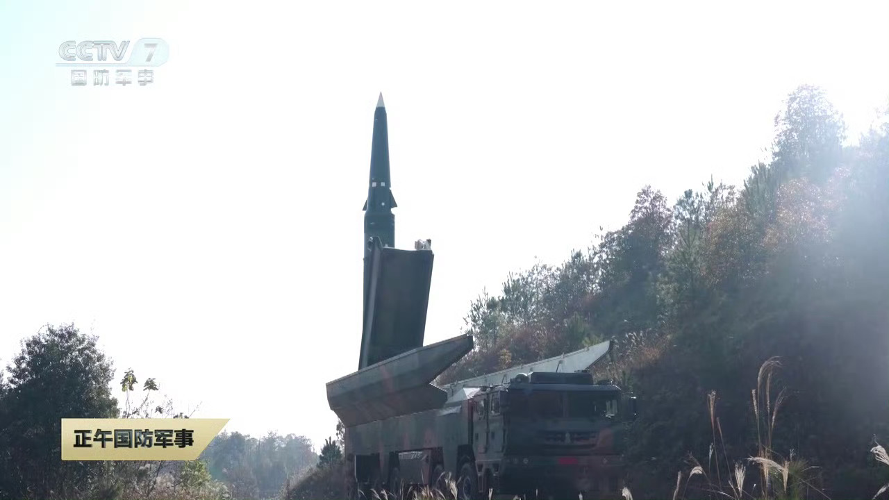 新款双锥体弹头东风-17，这是随便就能在网上看的吗？