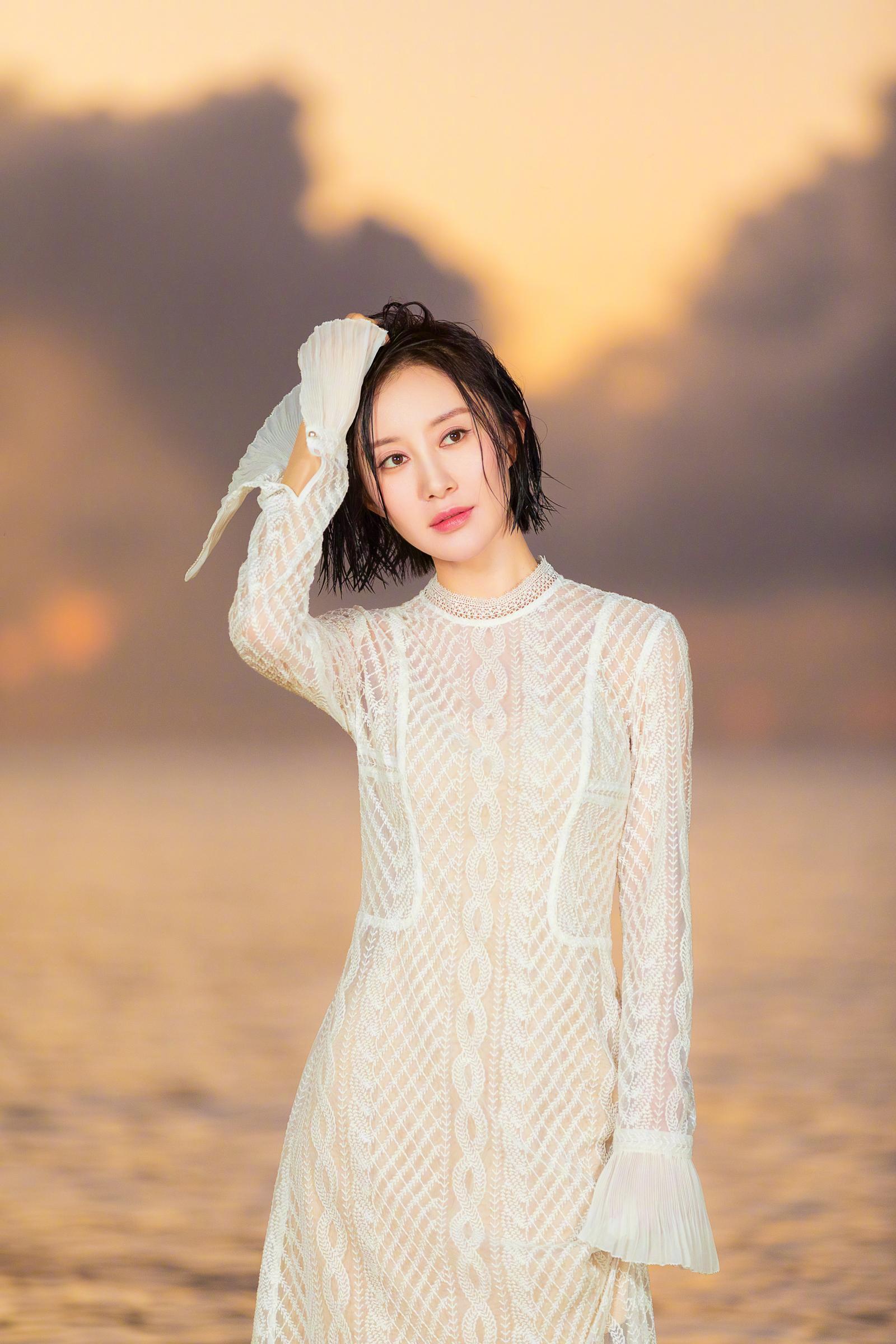 舒畅：短发清爽，白裙倩影，娇美动人 ​​​