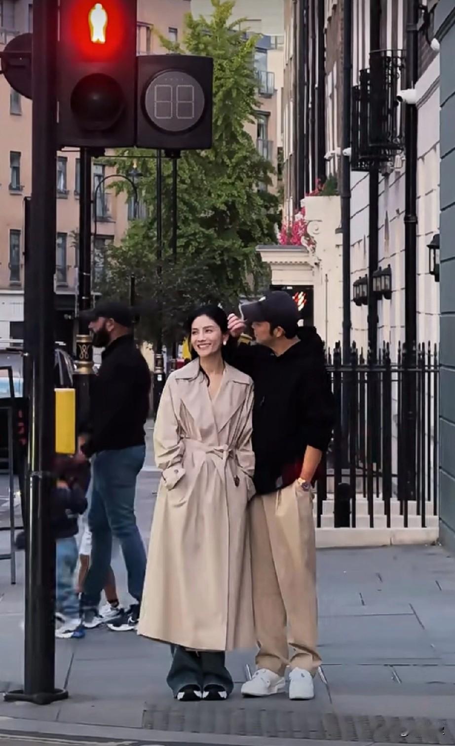 路人视角
这次拍得好高级，
有点男女主的感觉了。
沙溢越来越年轻了，
胡可越来越