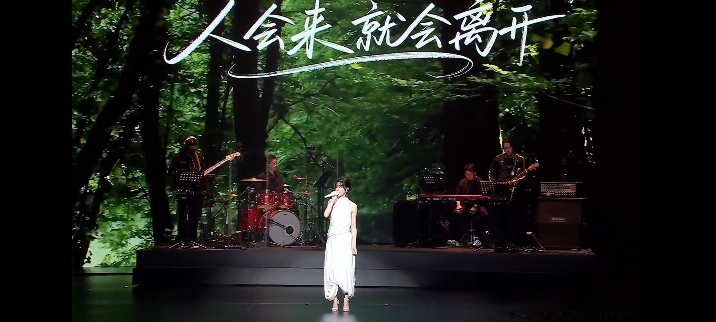东风奕派M8发布会现场，舒享官郁可唯带来三首主打音乐，细腻治愈的声线自带柔光质感