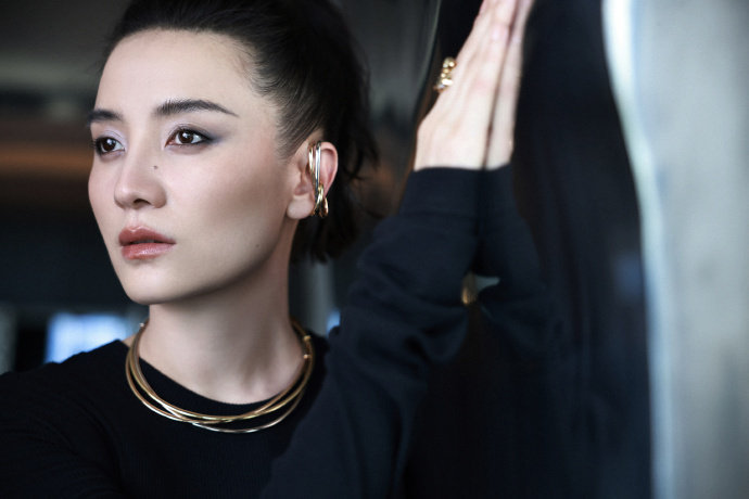 #宋佳金项圈##宋佳烟熏妆气场# 今日出席活动烟熏妆造型好飒，颈上的金项圈闪闪发