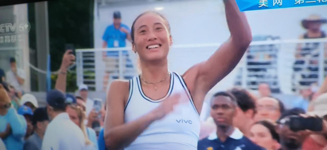 郑钦文复仇成功！
二比一战胜普丁塞娃，挺进美网三十二强，恭喜郑钦文！[小鼓掌][
