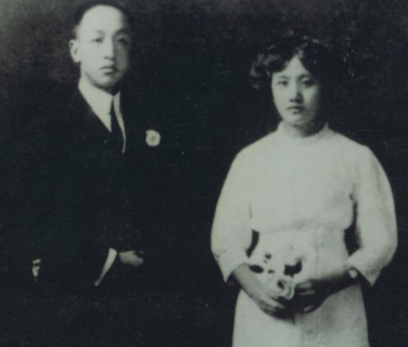 1927年的一天，夏之时用马靴狠狠的踢向妻子董竹君的胸口，又用木头箱子把她砸的头
