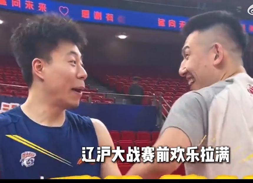 沪辽男篮对决今晚开启，赛前大家轻松会面，没有丝毫紧张气氛，相信根本不会出现赛中被