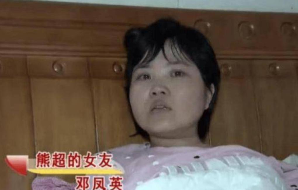 她瘫痪在床，无父无母，相恋12年的男友，每天给她做饭洗澡，对她不离不弃，谁料，2