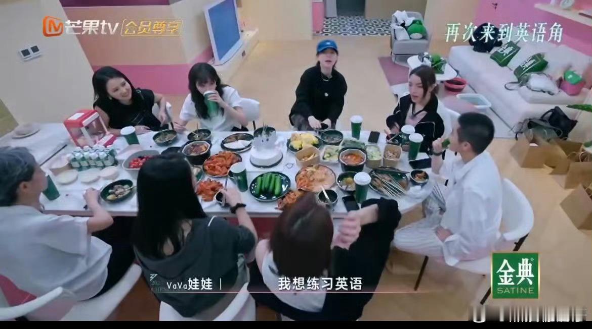 李斯丹妮被熊猫吓哭过李斯丹妮在《乘风2025》爆料童年被熊猫吓哭的趣事，讲述时眉