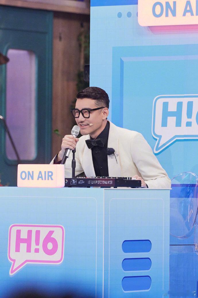 胡兵行走的时尚教科书游戏穿搭也不敷衍，银色亮闪裤上身尽显超模风范，每一套都像量身