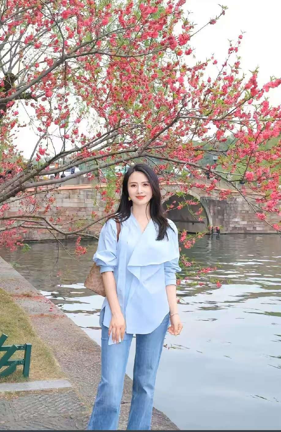 塞鸿秋·春岸花影
石桥水漾春烟软，
桃花燃作枝头焰。
轻风拂动罗衣浅，
温柔揉入