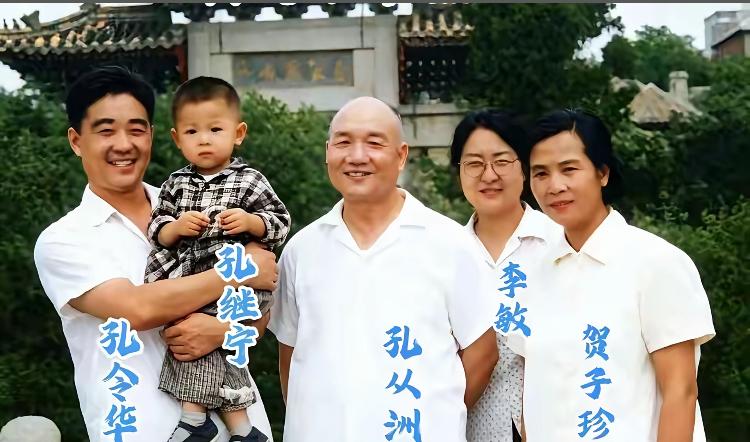 年轻时的李敏与家人的留影