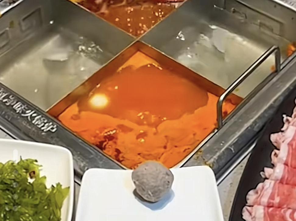 一泡尿赔偿了220万！这可能是史上最贵的一泡尿。
海底捞小便门事件一审宣判了，两
