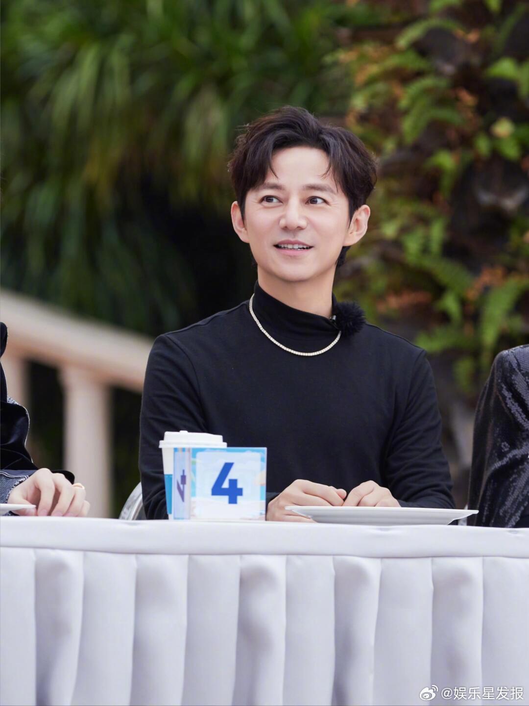 何炅一开始主持快本只是去帮忙 临时客串变终身常驻，何炅当初请假五周救场快本，凭借