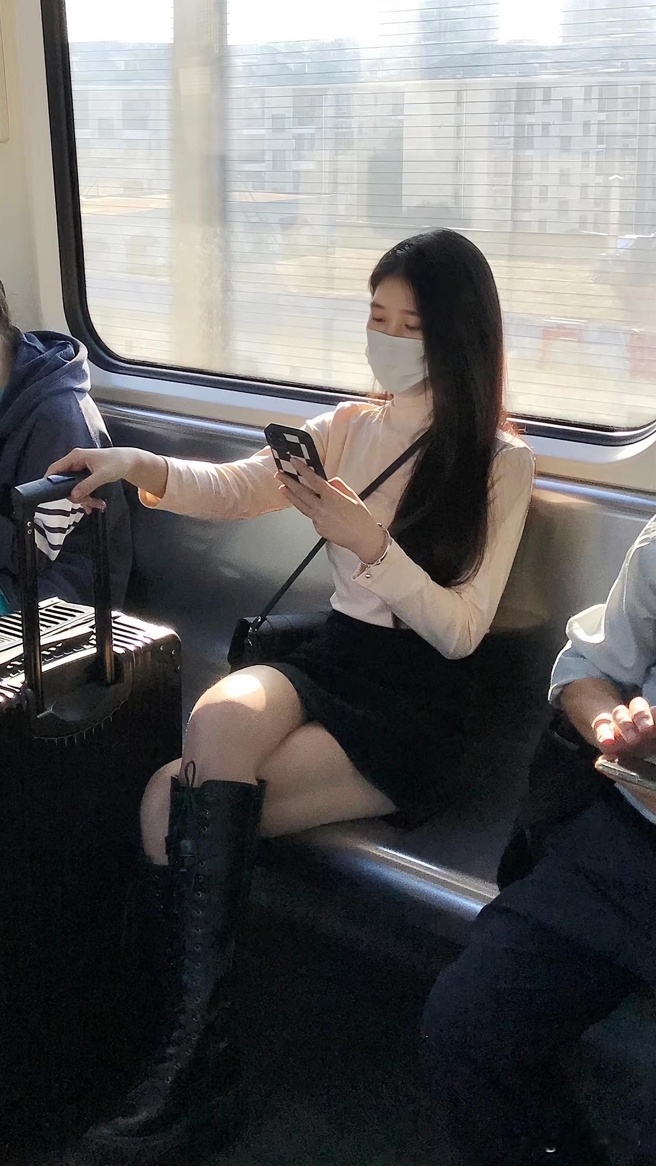 出差归来，行李箱的“重负”

出差连轴转，累得我筋疲力尽，行李箱成了最大负担。每