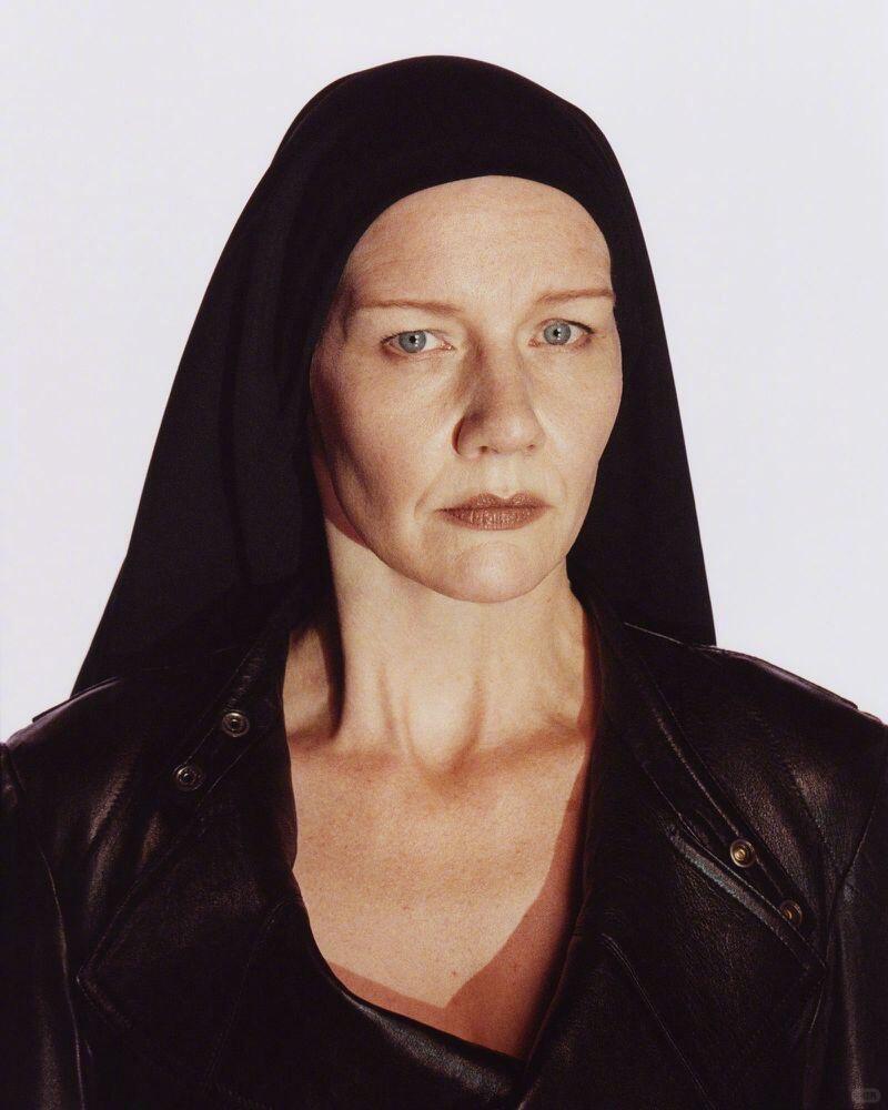 Sandra Hüller在2024年拍摄的品牌大片。神秘黑暗的风格，眼神非常抓