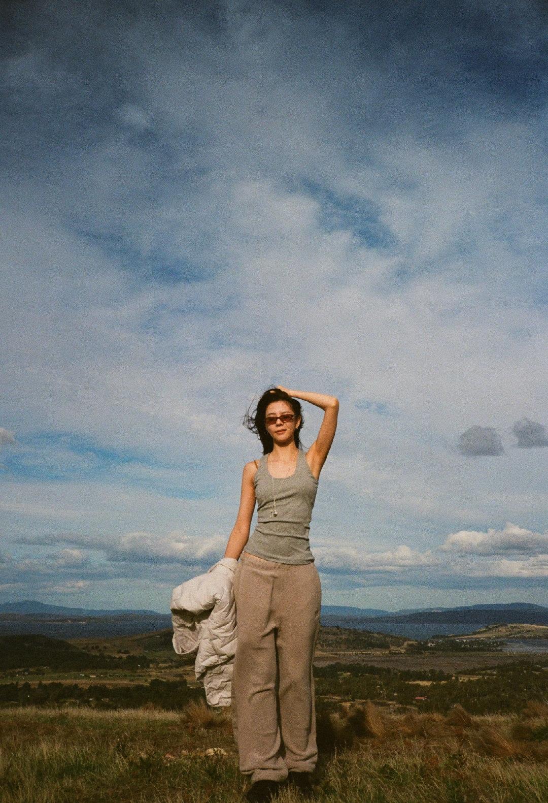 宋妍霏穿灰色背心
演绎草地性感穿搭瞬间

4月14日，宋妍霏分享了一组美照，照片