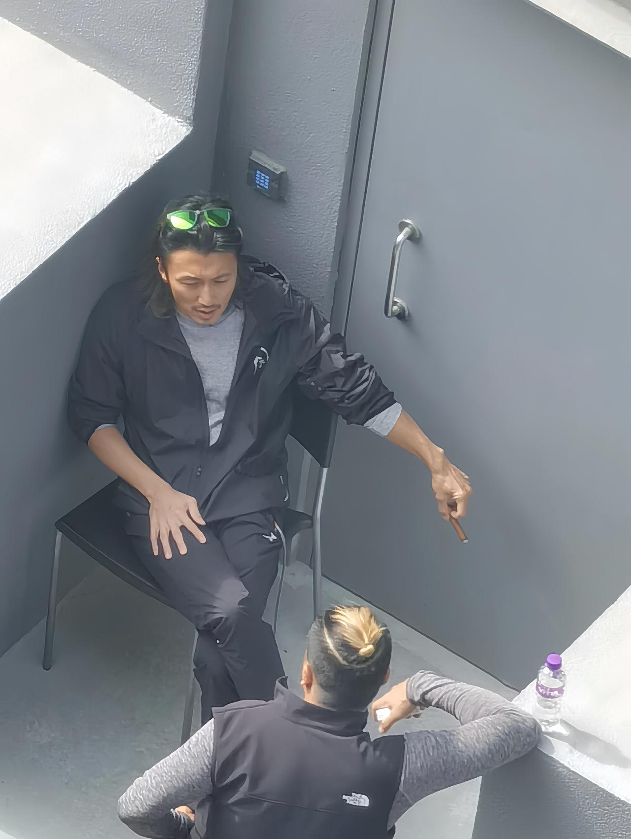 近日，有位在香港的网友偶遇谢霆锋，他在拍戏期间，坐在角落里休息闲聊的画面。

谢