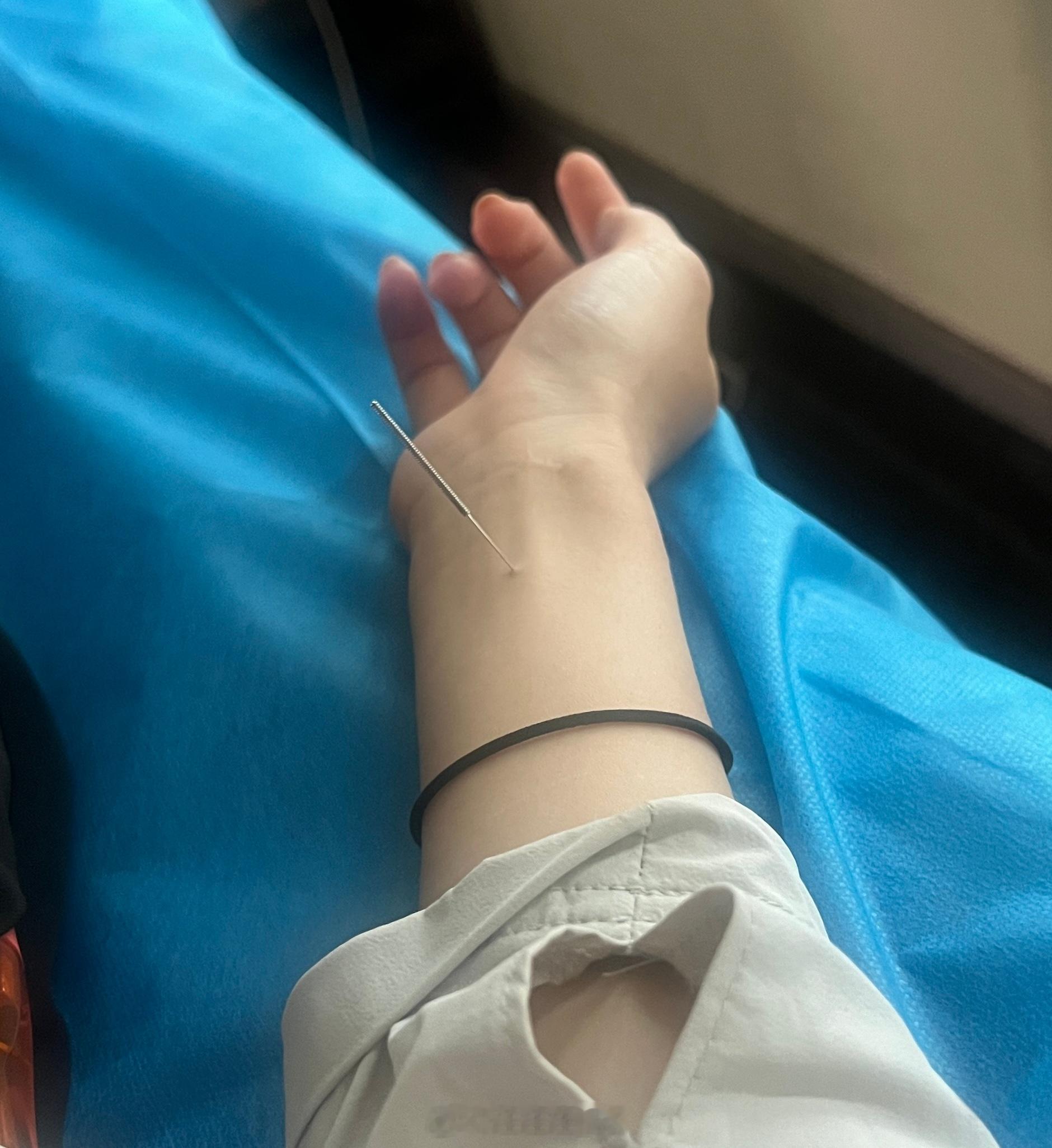 是谁！说不疼的[苦涩][苦涩][苦涩]扎的时候手好麻 ​​​