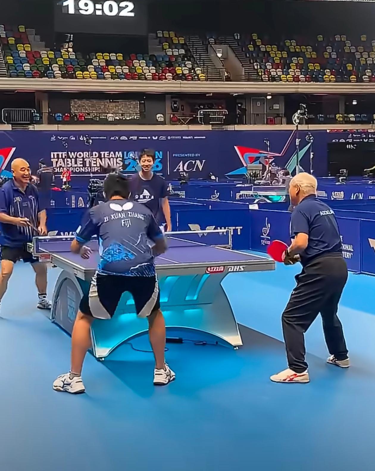 伦敦世乒赛名场面：师徒跨身份同场
 
这不是公园晨练，也不是业余切磋，而是202