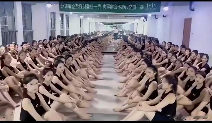 争奇斗艳，就像帝王般的歌舞升平！

恒大歌舞团这个场景，恐怕在任何企业也再难见了