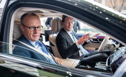 2月26日，德国总理默茨在北京参观了梅赛德斯-奔驰后，突然失去了“自信”。因为当