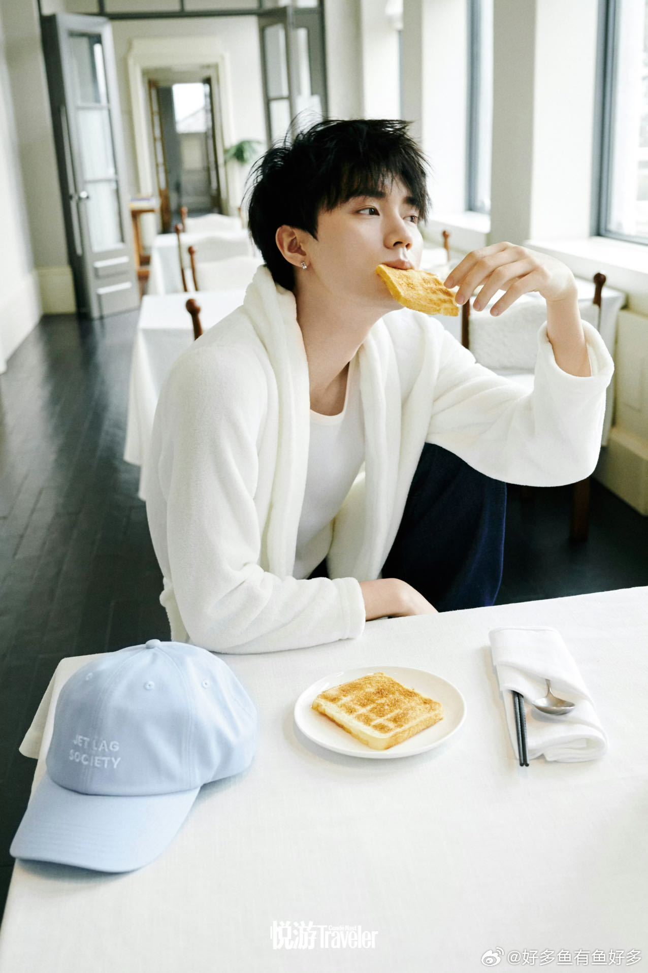 周翊然成名后首回重庆拍封面 回到梦开始的地方，周翊然成名后首回重庆拍摄杂志封面，