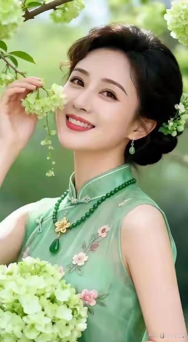 长期被男人“滋养”的女人，和别人真的不一样
 
小区里住着两位同龄女性，今年都是
