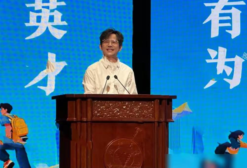 52岁的何炅，终究还是藏不住中年人的逞强，就是不愿与自己和解。

前不久浙江大学