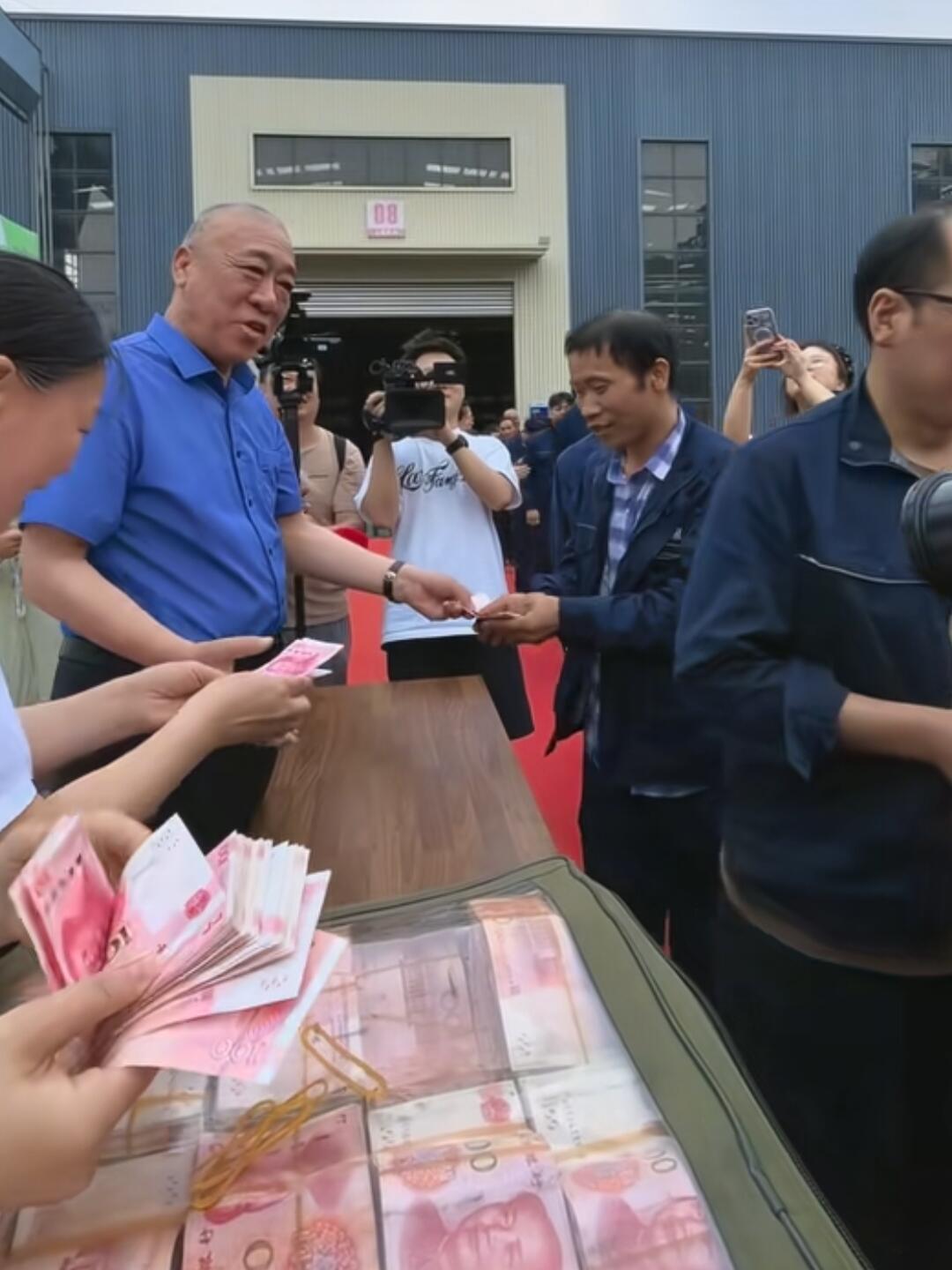 网上最爱发钱的老板崔培军又发钱了
 
素有“最爱发钱老板”之称的河南矿山集团崔培