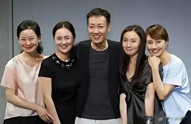 朱媛媛旁边那个女演员叫啥？好熟悉
这几个演员都是实力派，不炒作，很低调。
而且她