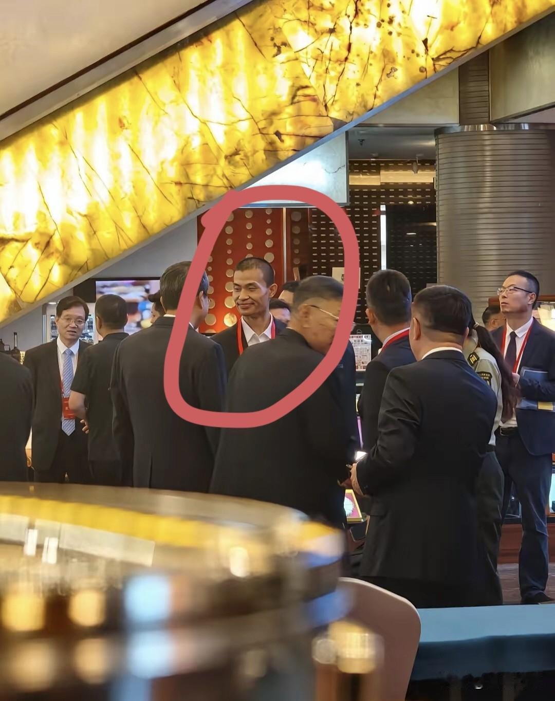 北大副教授韦东奕罕见穿白衬衫配西装现身酒店，网友偶遇没敢打扰，网友说：这还是那个